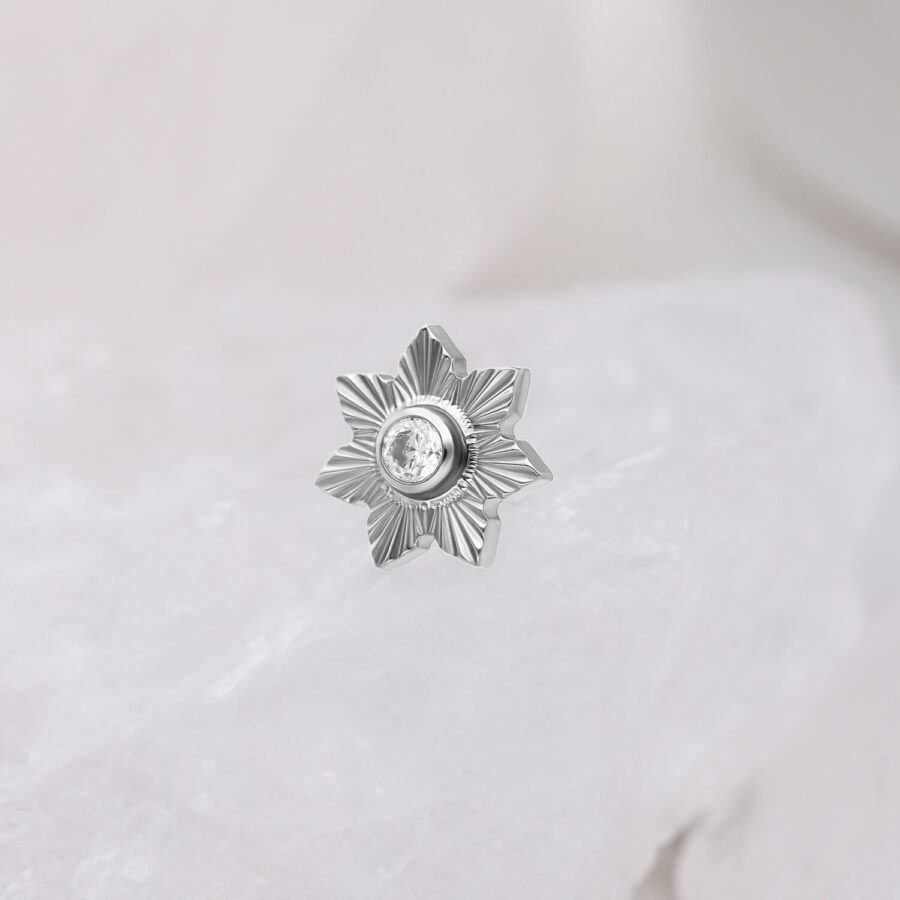 Ajuste Push de plata en forma de estrella con cristal claro sobre fondo blanco