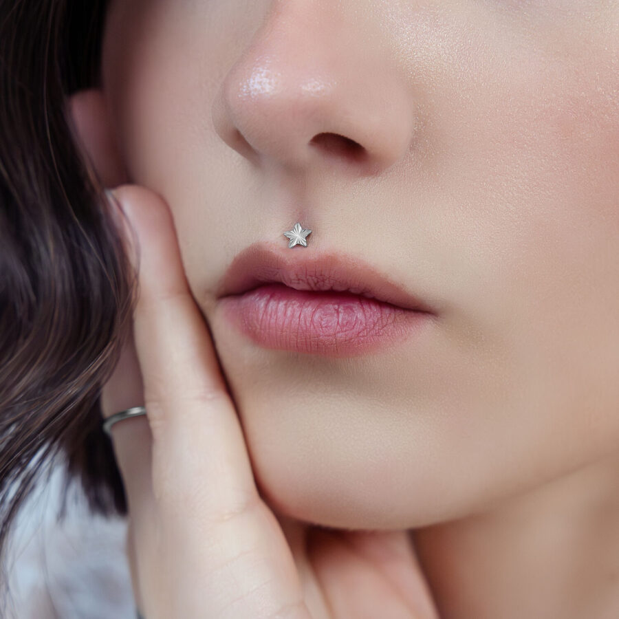 Aplique de estrella plateada en piercing Medusa, primer plano