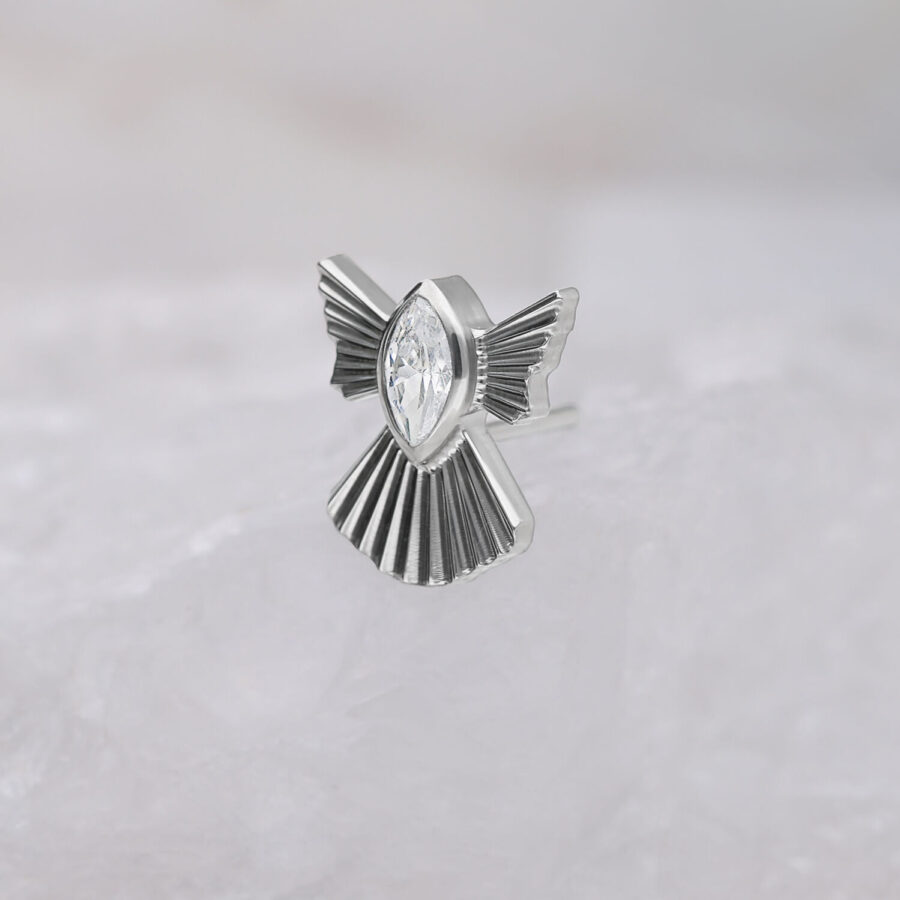 Adorno Push Fit plateado en forma de copo de nieve con cristal claro sobre fondo claro