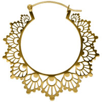 Aros dorados de girasol en acero quirúrgico Aros dorados con diseño delicado de girasol sobre fondo blanco