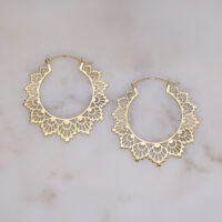 Aros de Girasol Dorados - Alto Brillo Aros dorados con diseño de girasoles sobre fondo claro