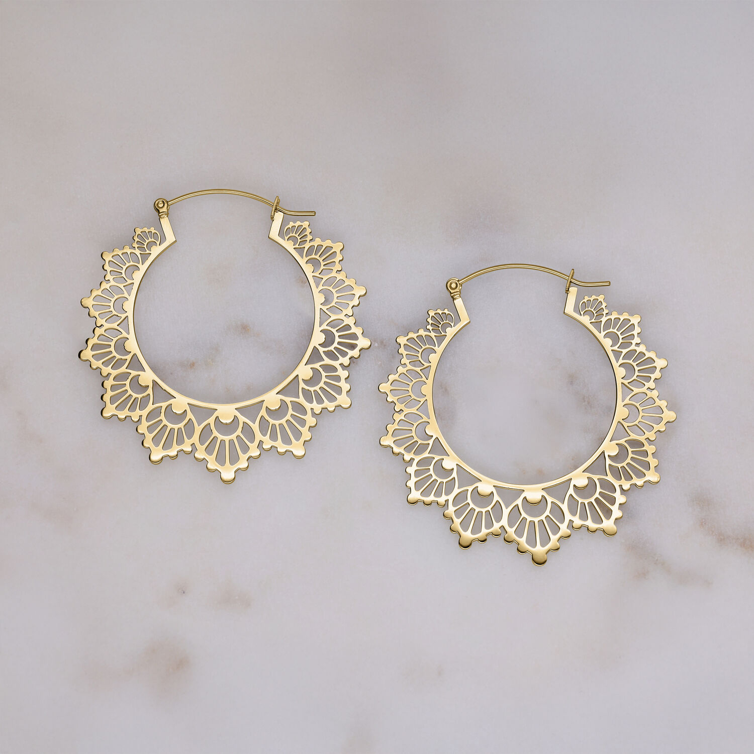 Aros de Girasol Dorados - Alto Brillo Aros dorados con diseño de girasoles sobre fondo claro