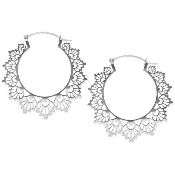 Par de pendientes de girasol plateados de acero quirúrgico sobre fondo blanco