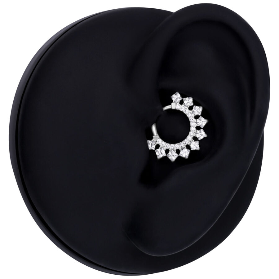 Clicker de Septum de Cristal en Plata en un modelo de oreja negra sobre fondo blanco