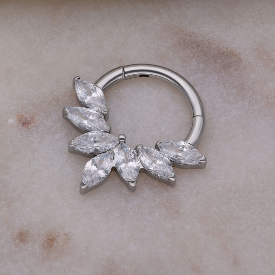Septum Clicker plateado con cristales Marquise sobre fondo de mármol