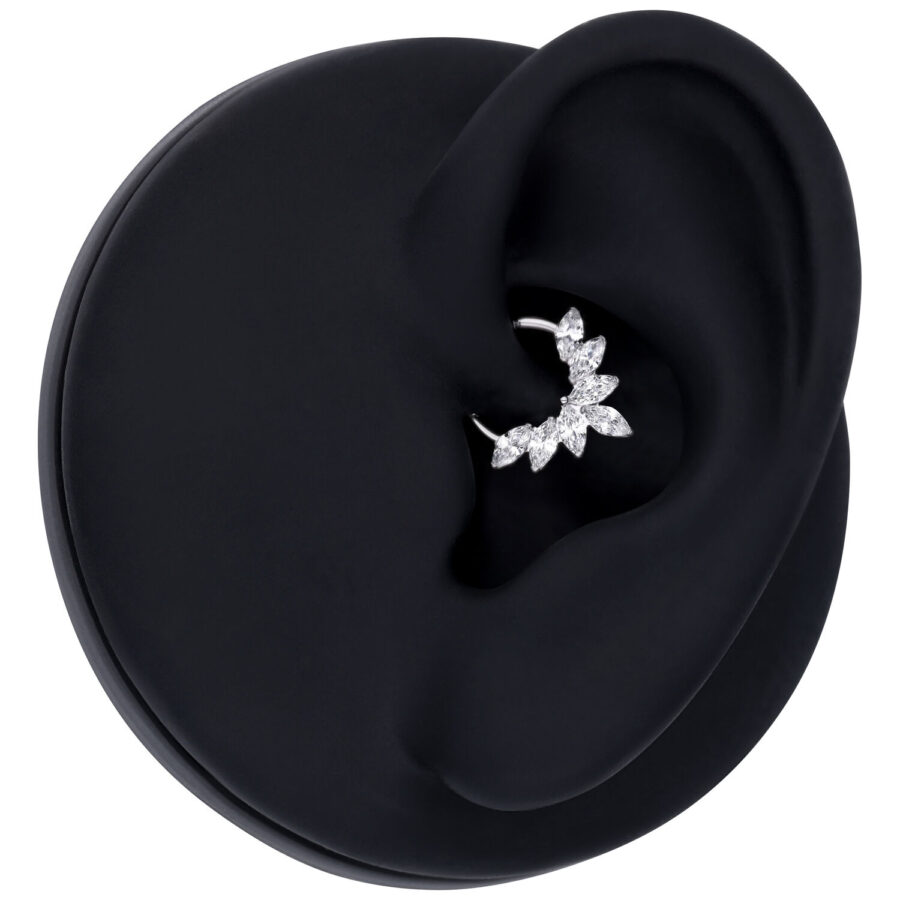 Marquise Cristal Septum Clicker plateado en exhibidor de oreja negro