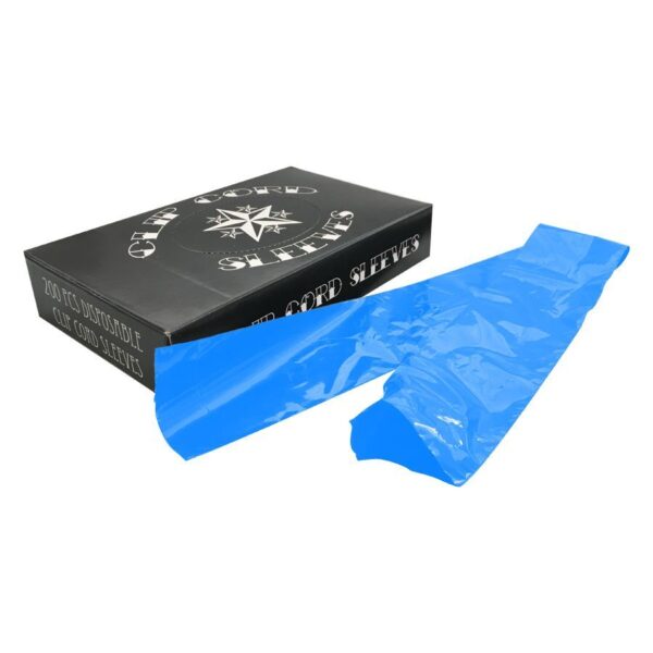 Fundas azules para clipcords de plástico junto a un empaque negro sobre fondo blanco