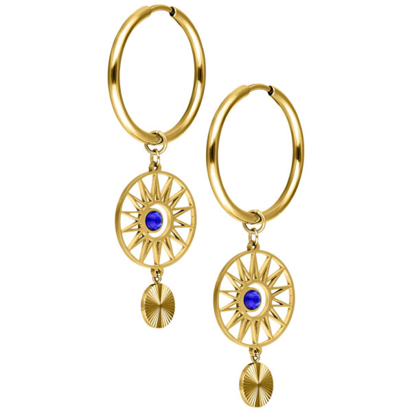 Par de aros dorados con colgante de cristal azul sobre fondo blanco