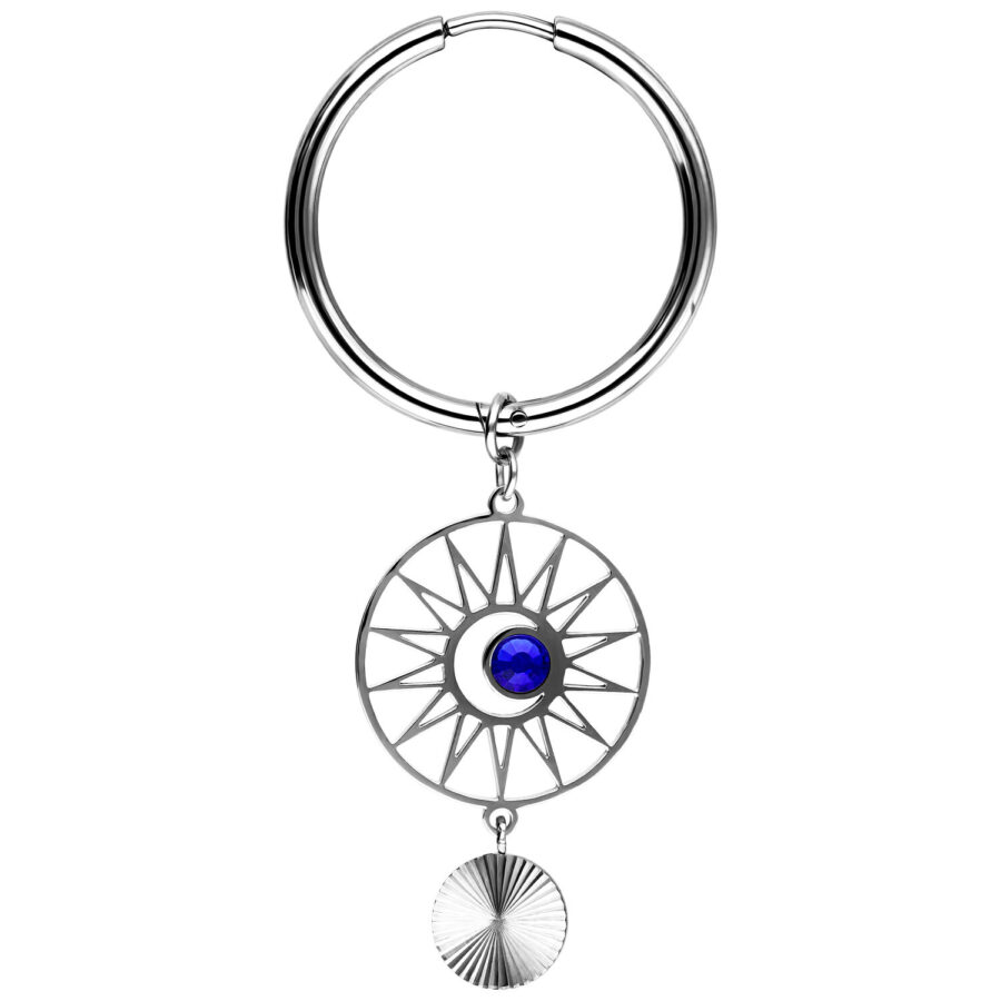 Aros de plata con cristal azul oscuro y motivo de sol sobre fondo blanco
