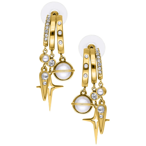 Pendientes dorados con perlas y strass sobre fondo blanco