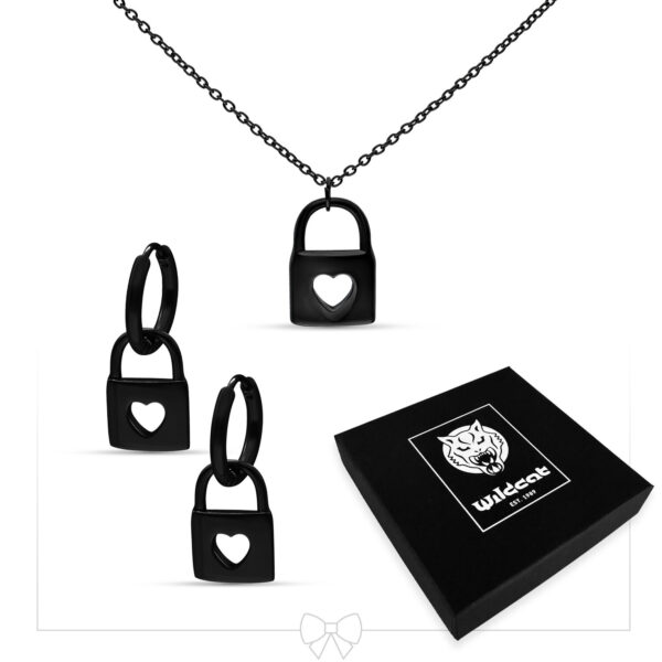 Conjunto de joyas negras con diseño de candado compuesto por collar y pendientes sobre fondo blanco