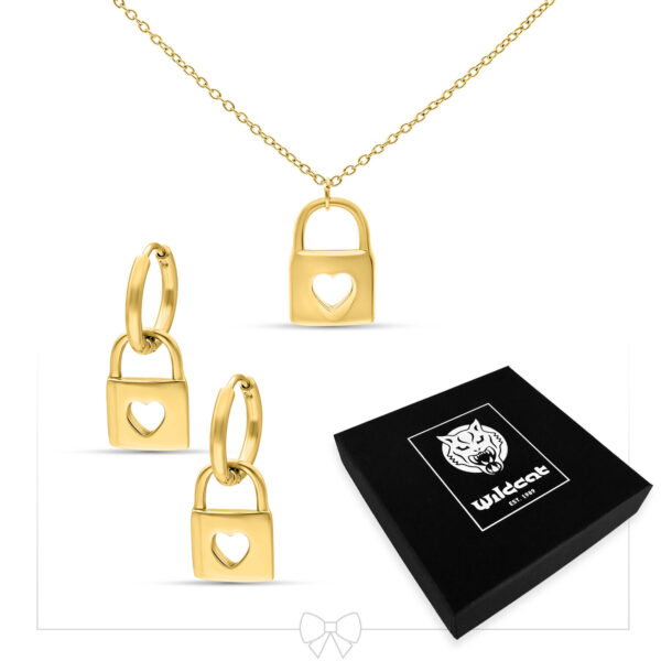 Collar dorado y aros con colgante de candado sobre fondo blanco