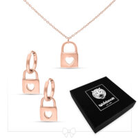 Collar y aros de oro rosa con motivo de corazón sobre fondo blanco