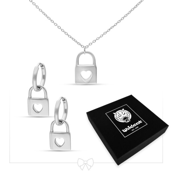 Collar y pendientes plateados con colgantes de candado en forma de corazón sobre fondo blanco