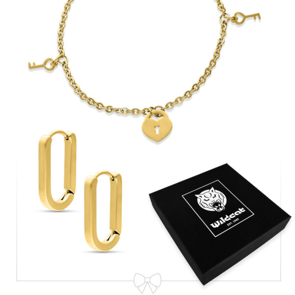 Pulsera dorada con llavero y pendientes dorados sobre fondo blanco