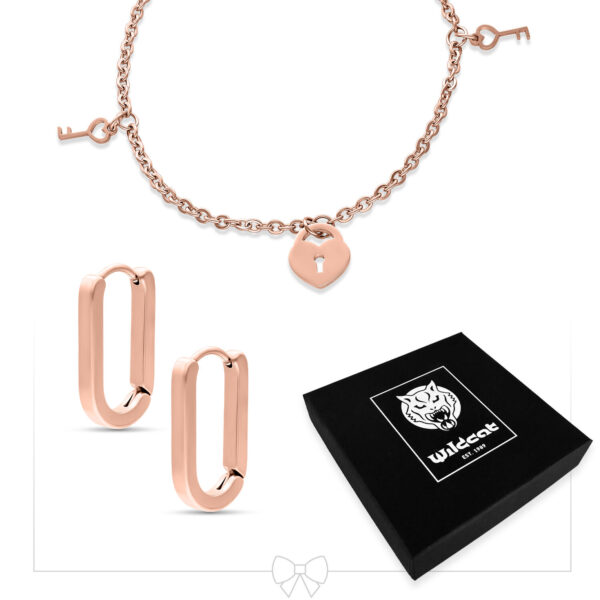 Pulsera de oro rosa con pequeño candado y aros a juego sobre fondo blanco