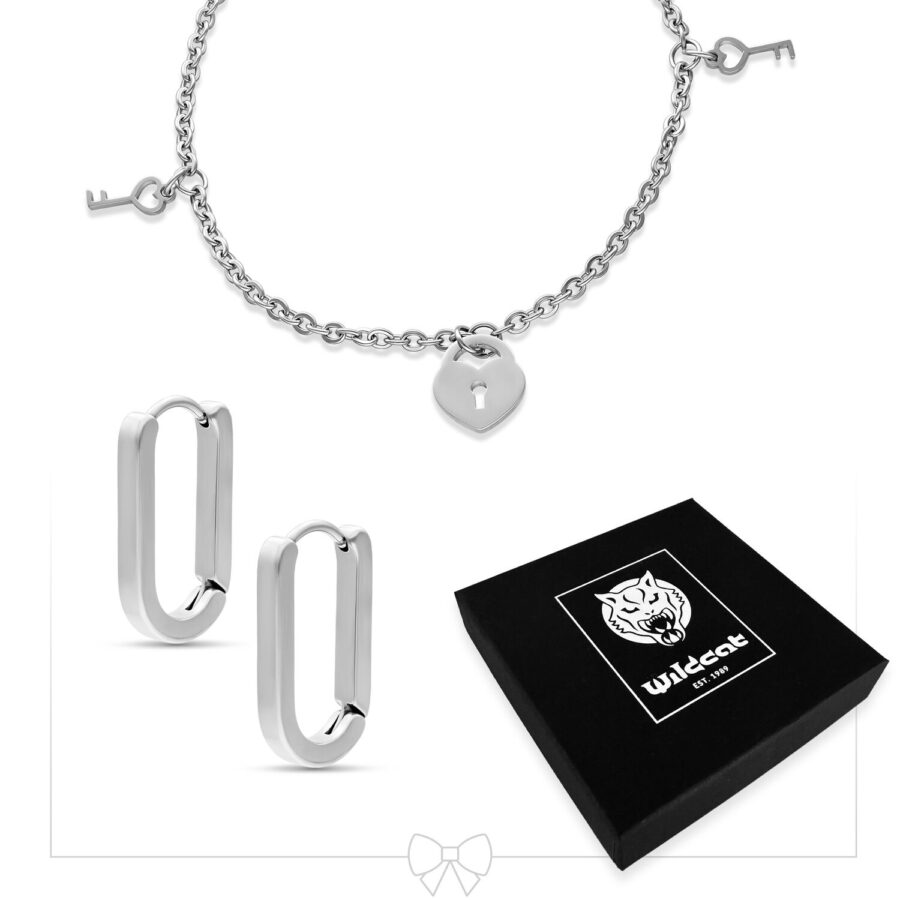 Pulsera plateada con llaves y colgante de candado, aros debajo, sobre fondo blanco