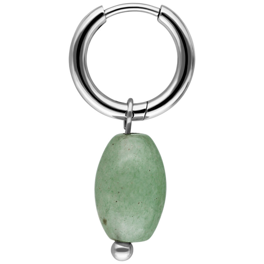 Pendiente plateado con colgante de aventurina verde sobre fondo blanco