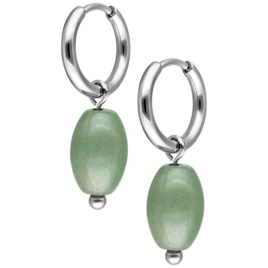 Aros plateados con colgante de aventurina verde sobre fondo blanco