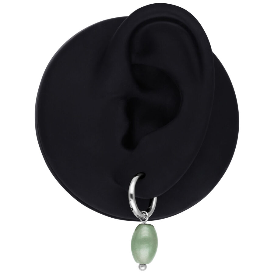 Aros plateados con aventurina verde en un modelo de oreja negra
