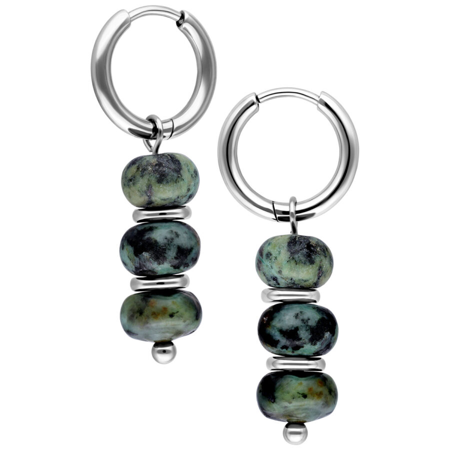 Aros plateados con tres piedras de turquesa africana verde sobre fondo blanco