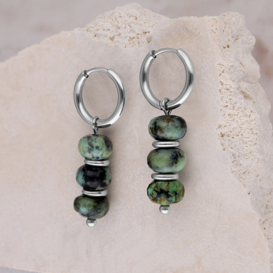 Dos aros de plata con cuentas de turquesa africana verde sobre piedra clara