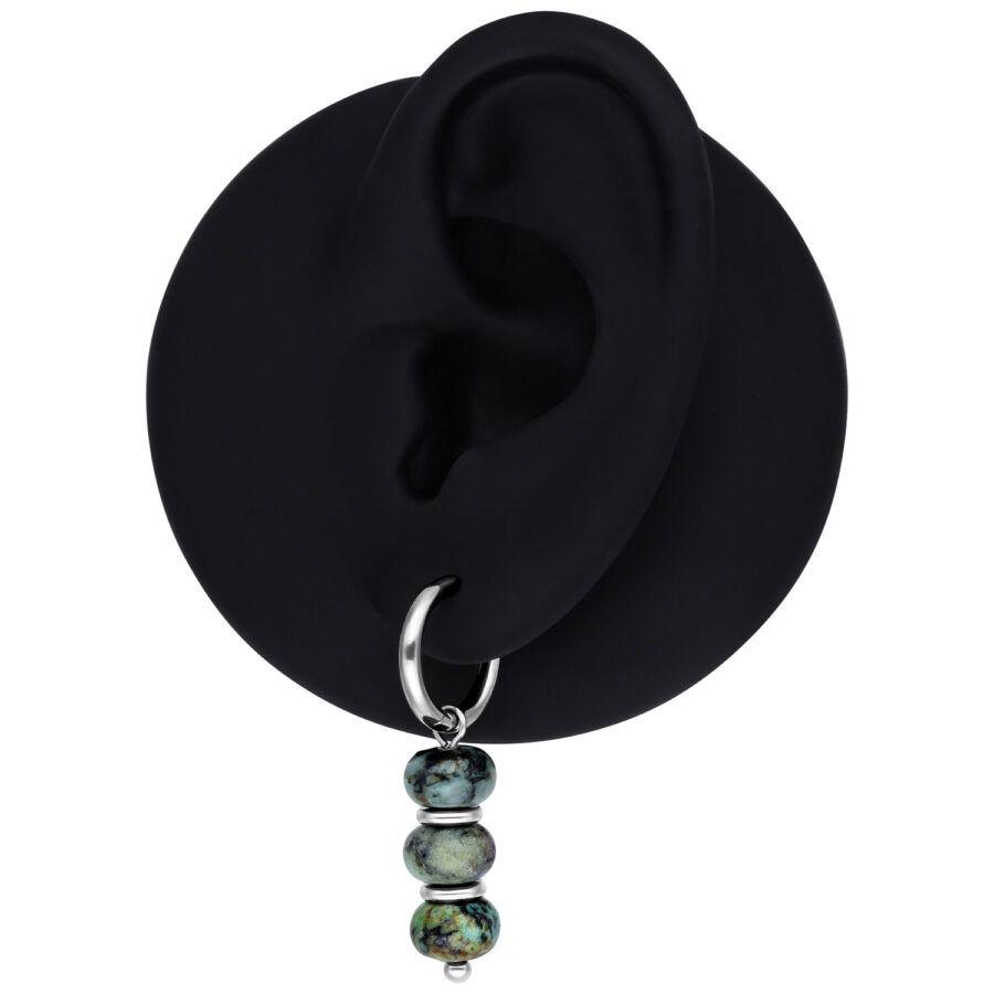 Aros plateados con turquesa africana en modelo de oreja negra