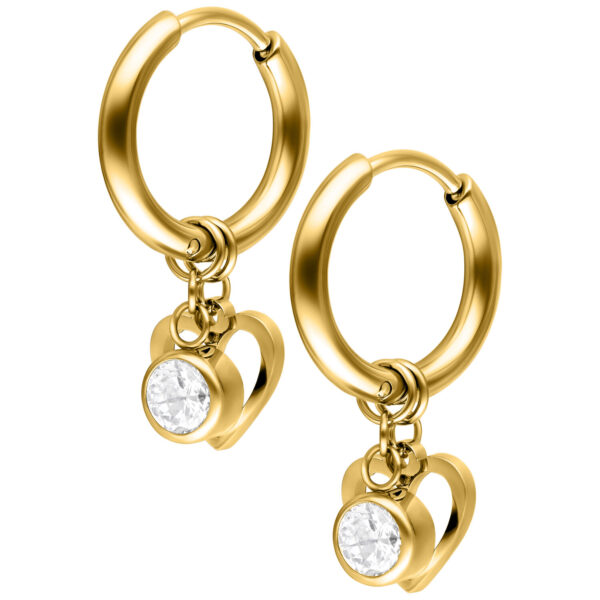 Dos aros dorados con colgante de corazón y cristal claro sobre fondo blanco