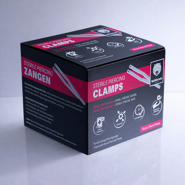 Caja negra con letras rojas y blancas sobre fondo gris