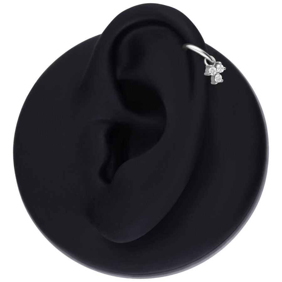 Colgante de piercing de cristal plateado en un modelo de oreja negra