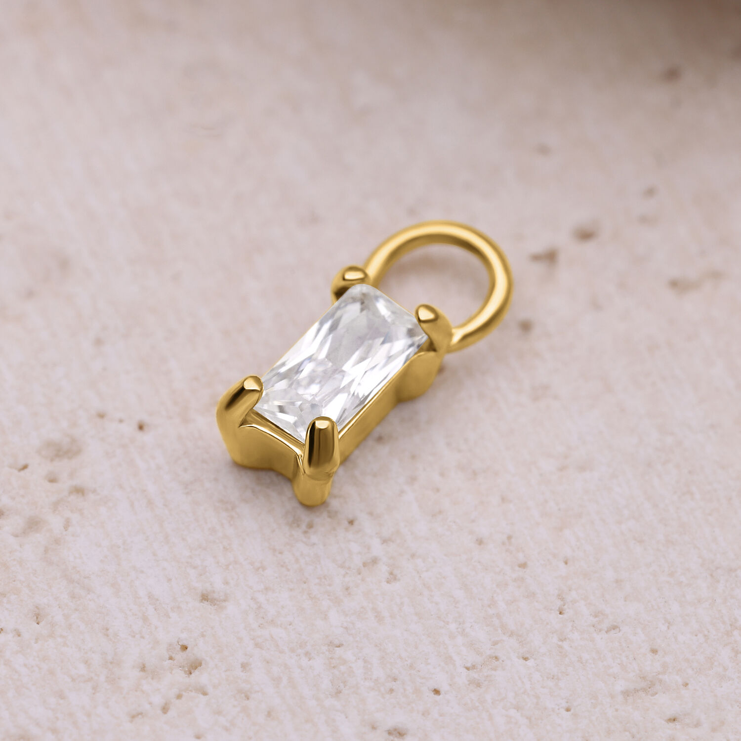 Colgante Baguette de Cristal Dorado sobre fondo beige