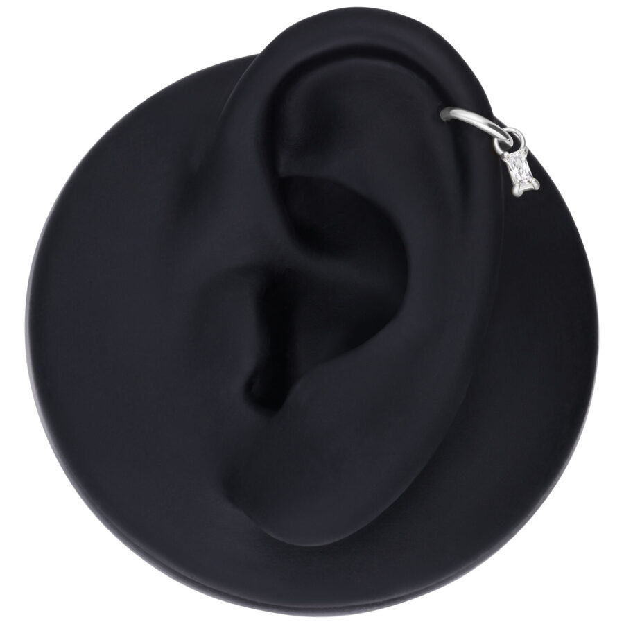 Colgante de baguette de cristal plateado en un modelo de oreja negra