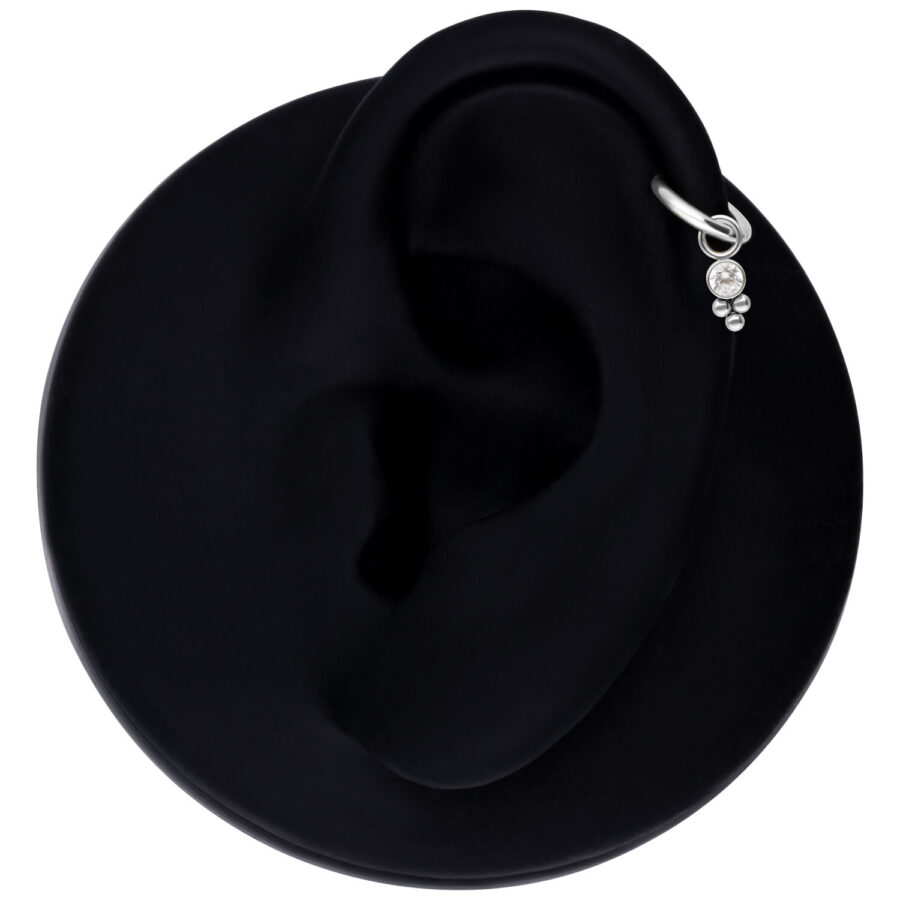 Colgante de piercing de cristal plateado en modelo de oreja negra