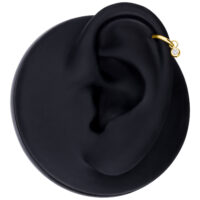 Colgante redondo de cristal dorado en modelo de oreja negra sobre fondo blanco