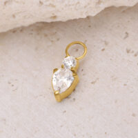 Colgante Mystic Crystal dorado sobre piedra clara