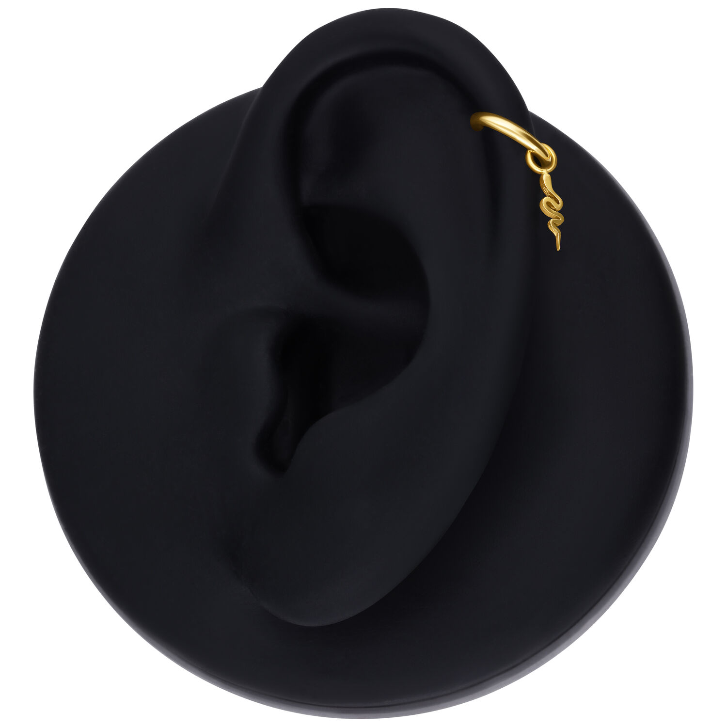Colgante de serpiente dorado en modelo de oreja negra sobre fondo blanco