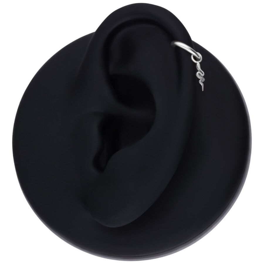 Colgante de serpiente plateado en modelo de oreja negra, vista lateral