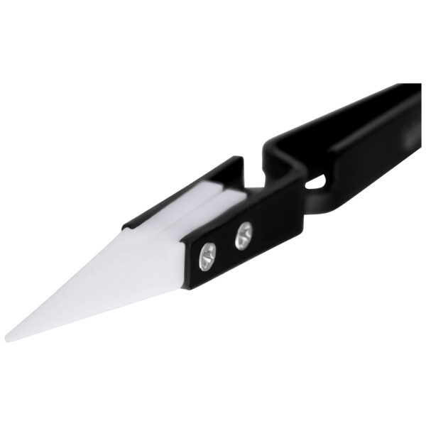 Pinza de joyería negra con punta de cerámica blanca sobre fondo blanco