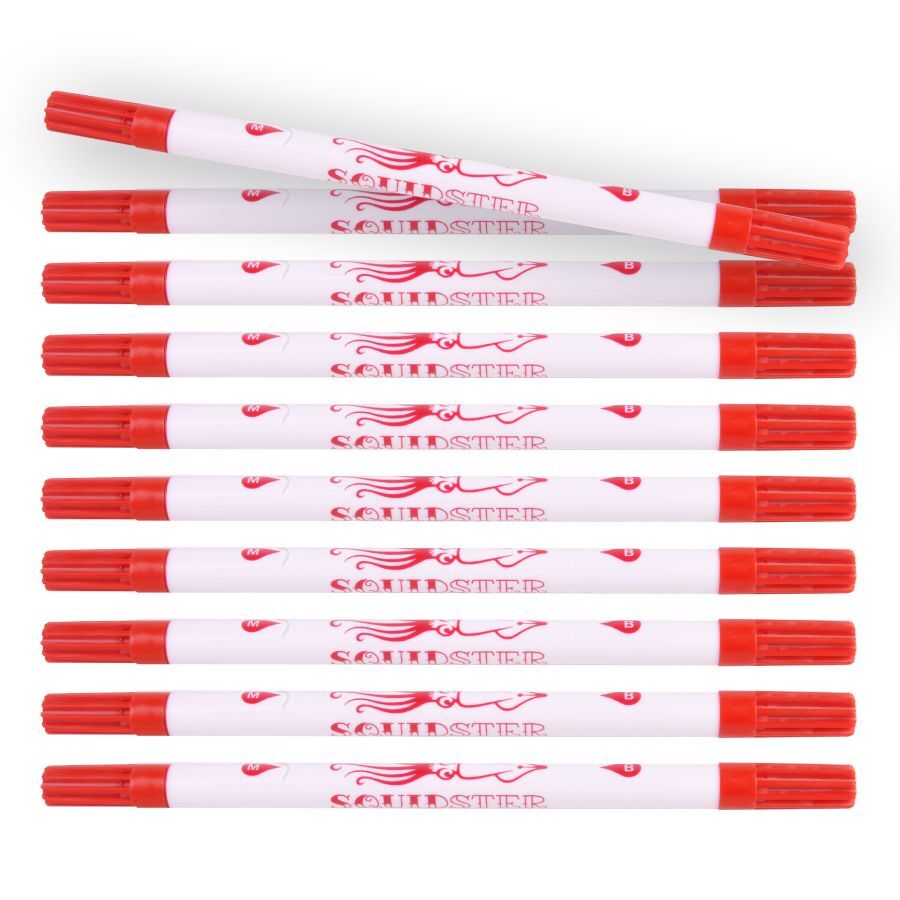 Zehn rote Tattoo-Stifte von Squidster auf weißem Hintergrund in einer Reihe angeordnet