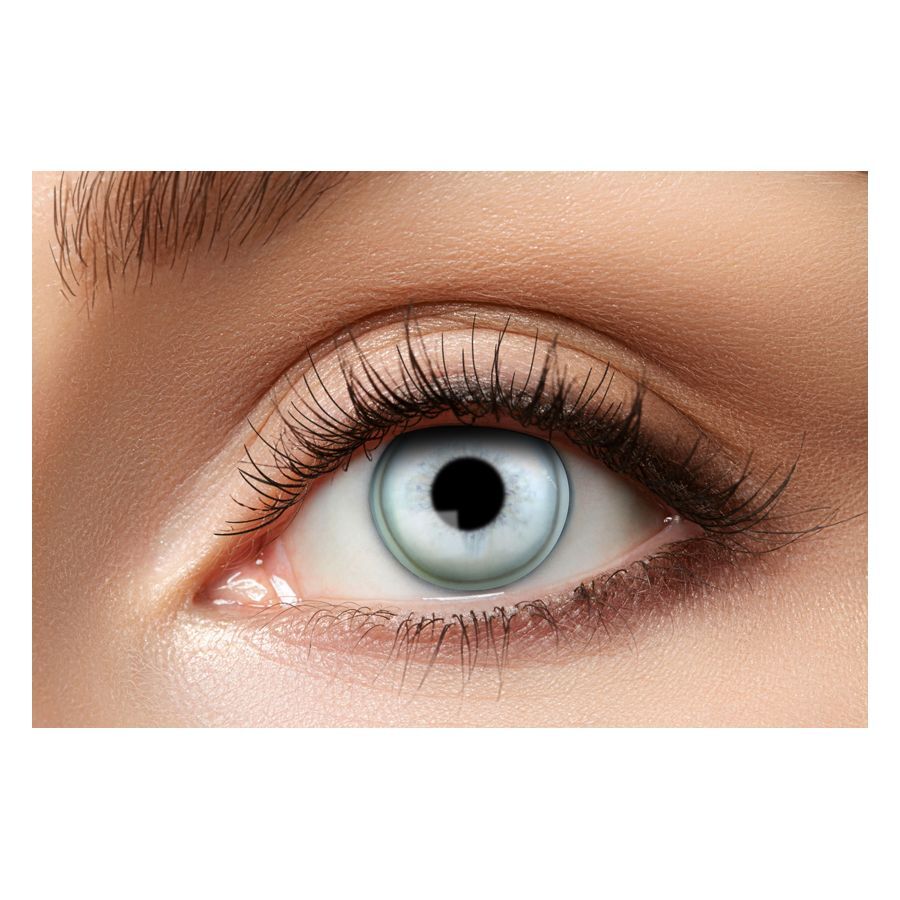 Primer plano de un ojo con lente de contacto blanca y maquillaje natural