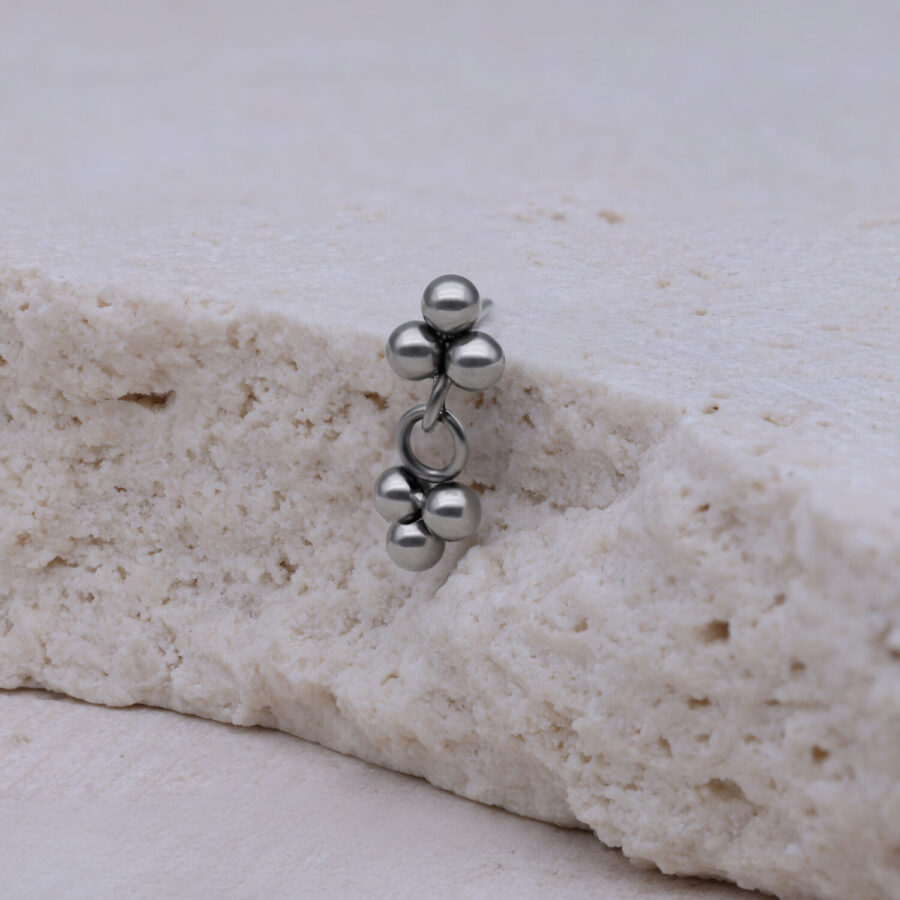 Trinity de Push Fit de plata sobre superficie de piedra clara