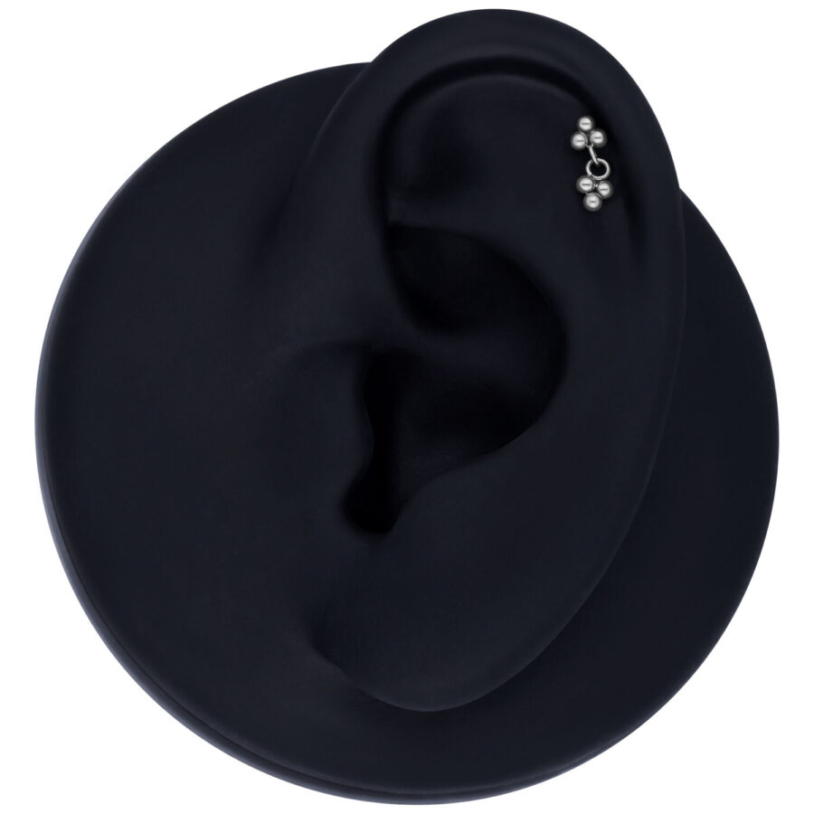 Ajuste Push Fit Trinity de plata en modelo de oreja negra sobre fondo gris