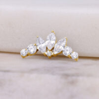 Ajuste de tiara dorado con cristales claros sobre fondo blanco