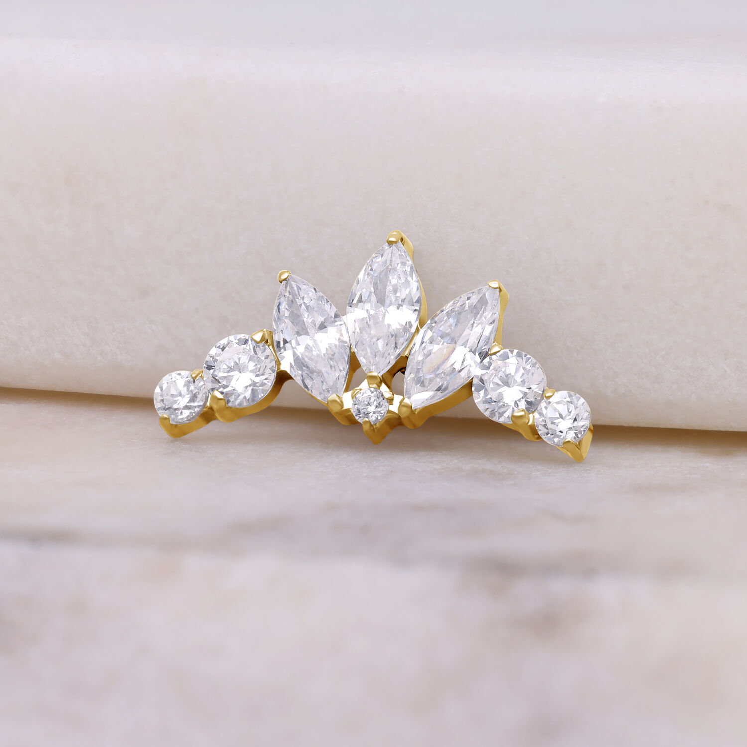 Ajuste de tiara dorado con cristales claros sobre fondo blanco