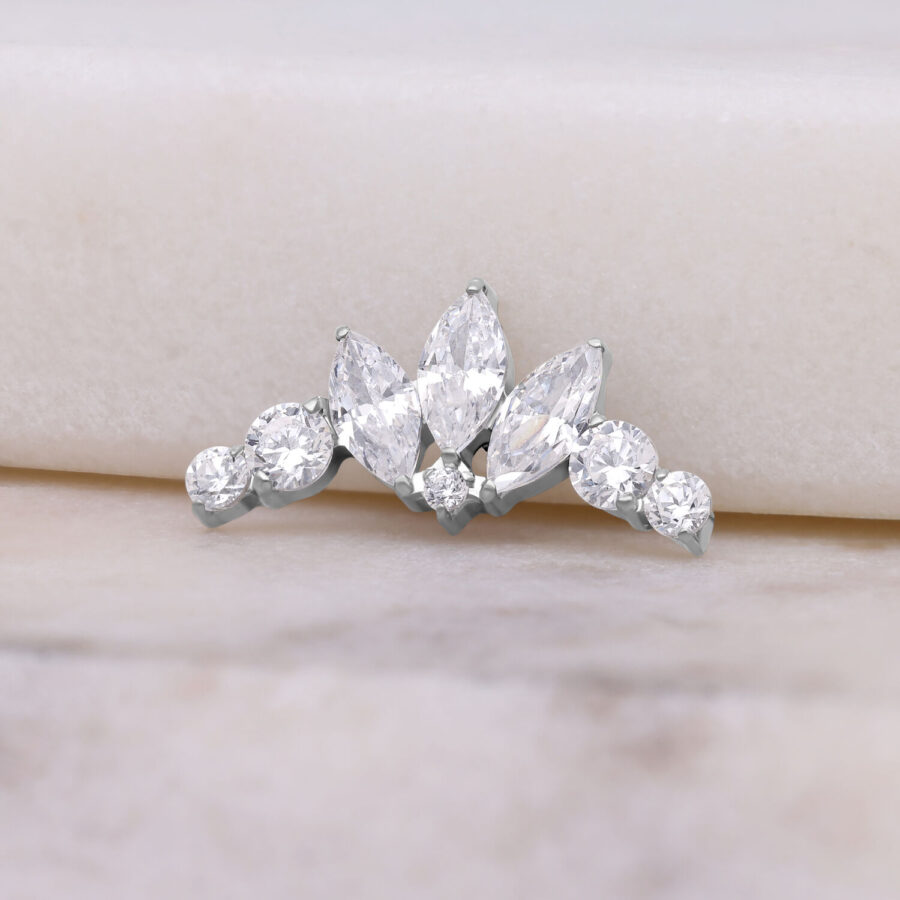 Accesorio de Cristal Tiara plateado para Push Fit Piercing sobre fondo claro