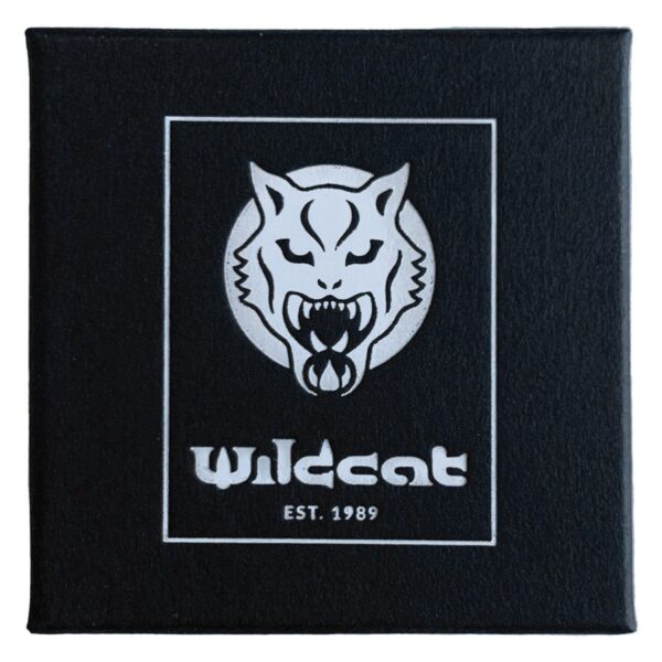 Caja de joyas negra con logo de Wildcat sobre fondo blanco