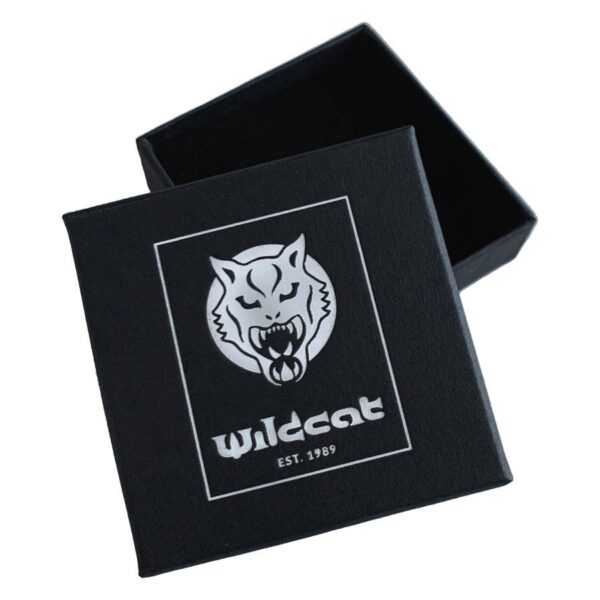 Caja de joyas negra con logo Wildcat y tapa abierta sobre fondo blanco