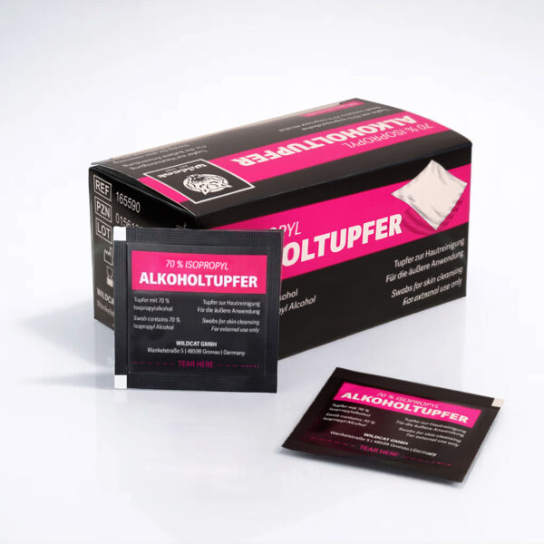Empaque negro y rosa con toallitas de alcohol sobre fondo blanco