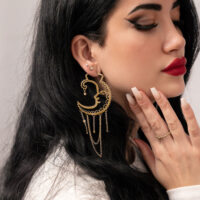 Oldschool Sun Moon Hoops en Oro Mujer con pendientes Oldschool Sun Moon Hoops dorados frente a un fondo neutro