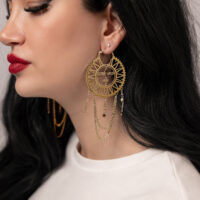 Aros Oldschool Sol Luna Dorados Mujer con aros Sol Luna dorados, cabello largo y negro